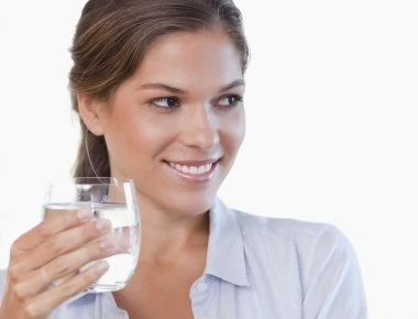 Τι συμβαίνει στο σώμα αν πίνετε νερό με άδειο στομάχι μόλις ξυπνάτε;